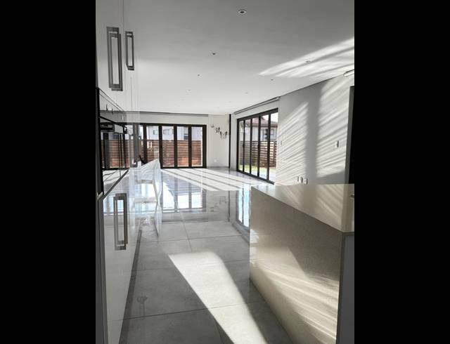 5 BEDROOM HOUSE FOR SALE IN UMHLANGA CENTRAL